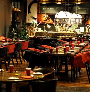 Jak udekorować stół na 18-stkę, by zachwycił gości