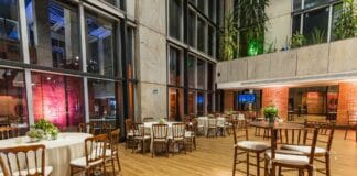 Jak znaleźć salę z klimatem, która naprawdę pasuje do waszej imprezy Elegancka sala na przyjęcie z zielenią, stołami i krzesłami