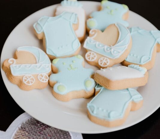 Menu na baby shower – lekkie przekąski, pastelowe desery i koktajle bezalkoholowe