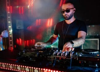 DJ a producent muzyczny — najważniejsze różnice
