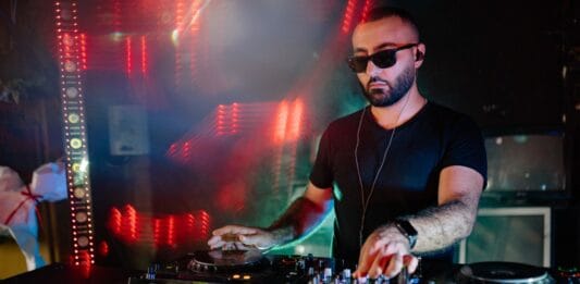 DJ a producent muzyczny — najważniejsze różnice
