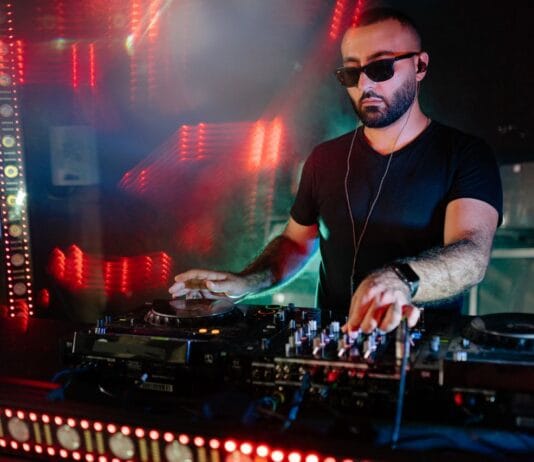 DJ a producent muzyczny — najważniejsze różnice